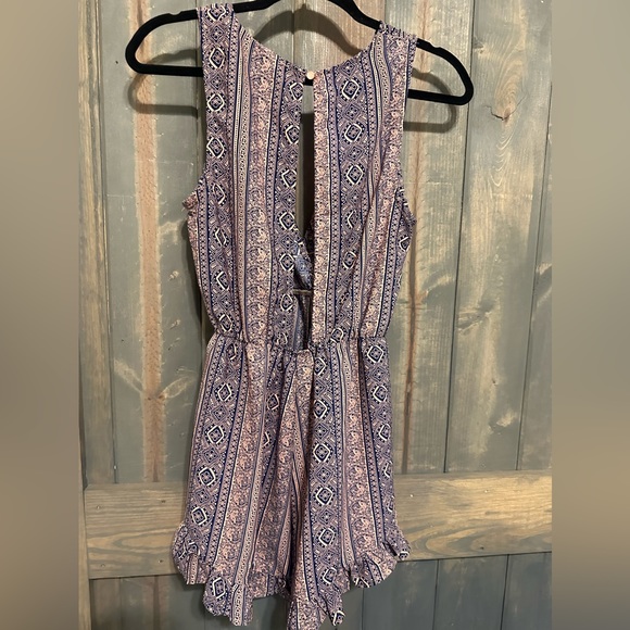 Super Cute Patterned Romper with Ruffles - Picture 5 of 6